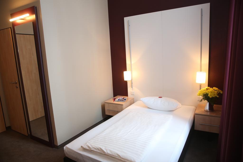 Single Room,67659044:JPEG